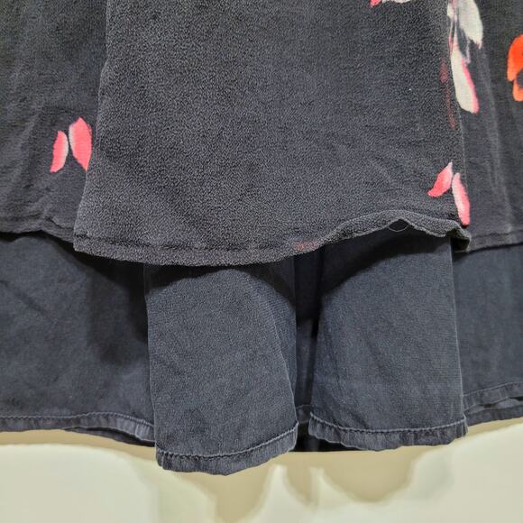 St. John 100% Silk Short Sleeve Tiered Floral Print Top Size 16 Feminine Flowy - Picture 6 of 12